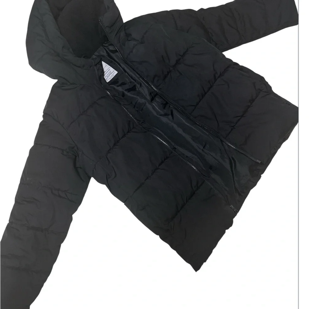 GAP kids large Black Puffer Jacket Sleek and Versatile